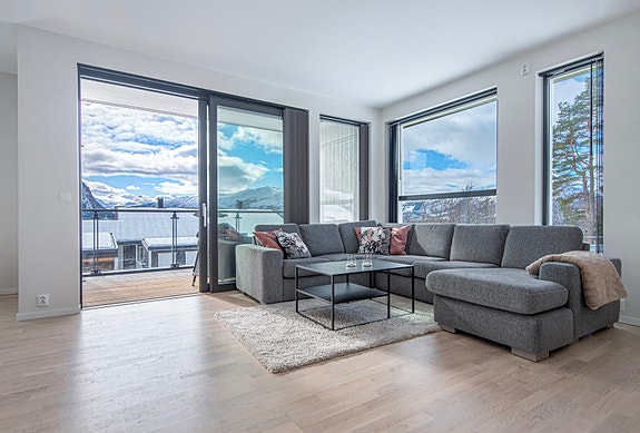 En delikat stue i behagelige farger. Parkettgulv fra Kährs, malte slette flater og listefrie overganger.