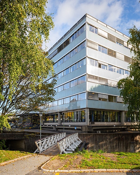 Alnaelven renner rett utenfor eiendommen og setter sitt preg på omgivelsene. Bygget er fra 1969 og er tegnet av arkitekten Geir Grung
