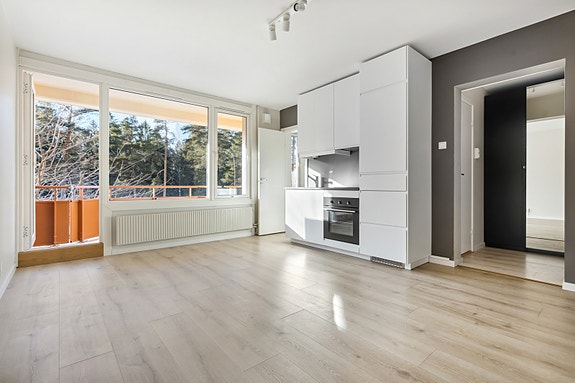 Kjøkkenet er pent plassert i enden av rommet