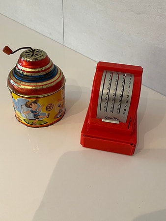 Retro/ Vintage , leker tidlig 60-tall,kassa apparat som plinger/ snurre leke