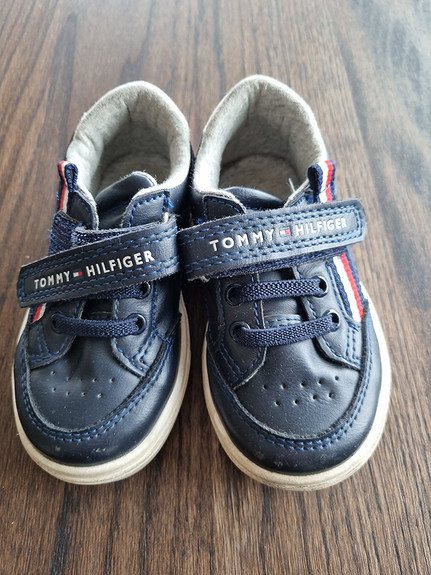 Tommy Hilfiger sko barn str 22 selges | FINN torget