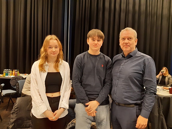 Ordfører Hugo Jacobsen sammen med Benjamin Nilsen og Vilje Slettbakk fra Lødingen Ungdomsråd