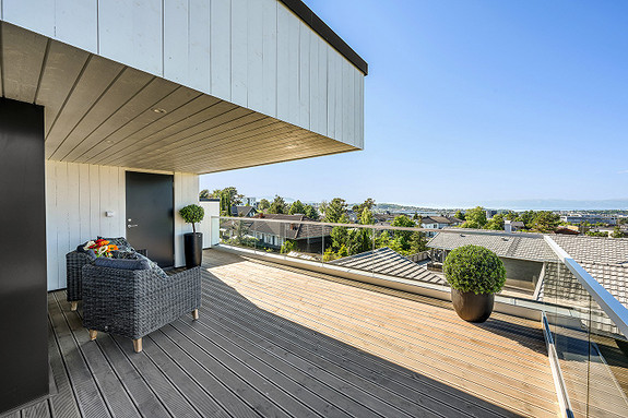 Stor terrasse med fantastisk utsikt, foto fra fra første byggetrinn.