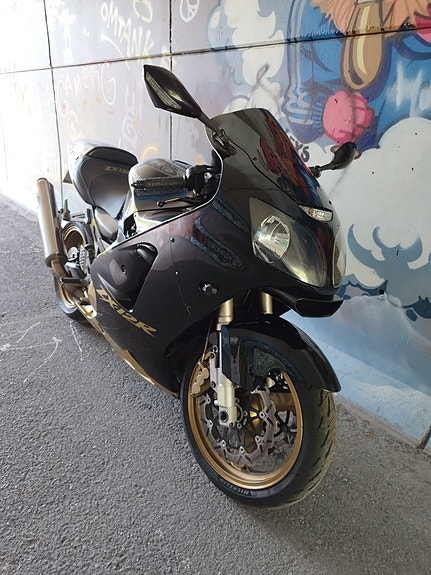 Kawasaki Zxr12r 2 of 12
