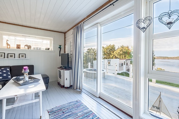 Velkommen til Sandstrakveien 125! En sjarmerende eiendommen med skjermet beliggenhet og upåklagelig utsikt over Skagafjorden. Den er godt vedlikeholdt og mange av de store renoveringsbehovene er gjort for noen år tilbake.