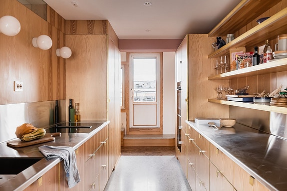 Lysrik 3(4)-roms leilighet hvor tanken om kontraster på former, farger og materialer har vært toneangivende for den helhetlige innredningen av leiligheten. Hjemmet er tegnet av arkitektkontoret Hans-hus.
