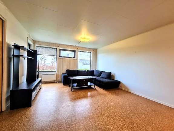 Velkommen inn i stuen! Det er satt inn store vindusflater som gir mye lys innslipp