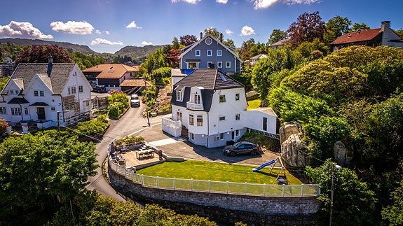 - Privatmegleren har gleden av å presenetere en råflott villa med stor solrik hage og godkjent 3-roms utleieleilighet -