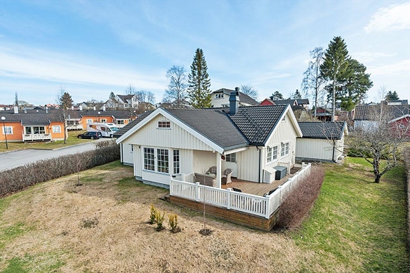 Velkommen til Håkenstadvegen 13! En velholdt enebolig i populært og barnevennlig boligområde i Bekkelaget, Ottestad.