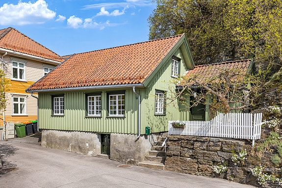 Nåværende eiere har benyttet kallenavnet "skjønne grønne" på huset som har en tradisjonell grønnfarge. Om sommeren dekkes berget bak huset av grønne blader.
