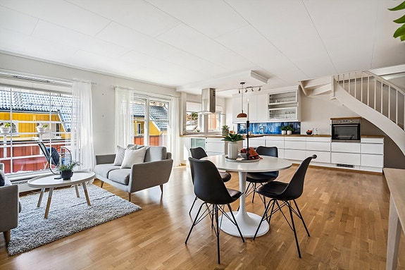 DNB Eiendom v/Elisabeth Sedivy har gleden av å prestere denne flott leilighet i Eikeveien 53 C.