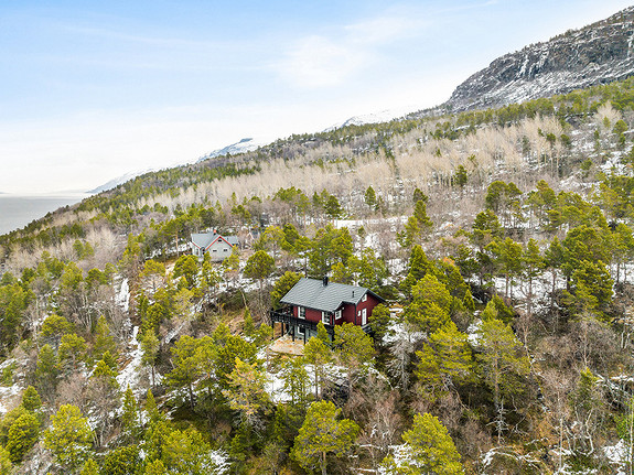 Velkommen til Skibotn og denne hytta på Forraneset, presentert av Trude hos Eiendomsmegler 1