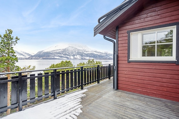 Velkommen til Skibotn og denne hytta på Forraneset, presentert av Trude hos Eiendomsmegler 1