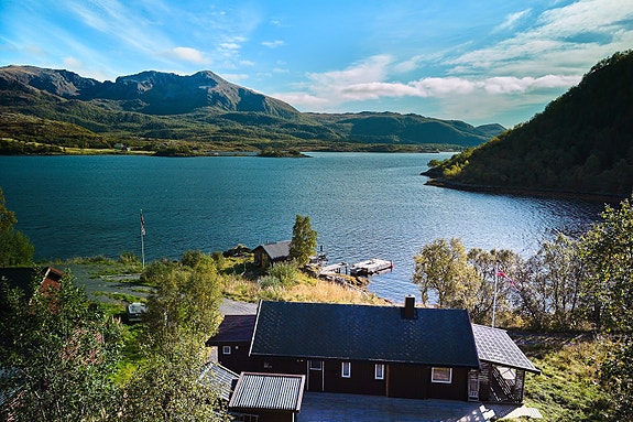 Eiendommen ligger fint til ved sjøen.