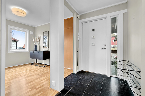 Entré med stor hall - Velkommen inn!