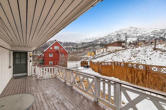 Terrasse på ca. 23 m² ved inngangsparti