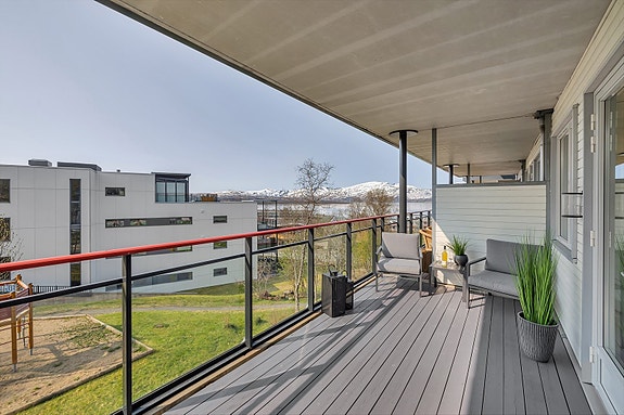 Stor terrasse med gode sol- og utsiktsforhold