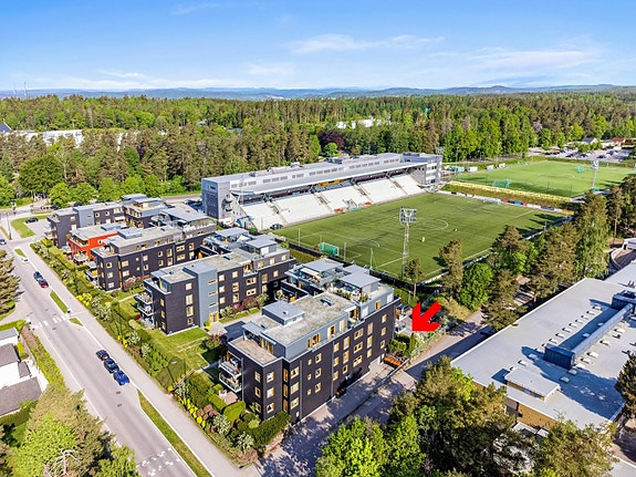 Velkommen til populære Solvang Terrasse og denne praktiske leiligheten på bakkeplan