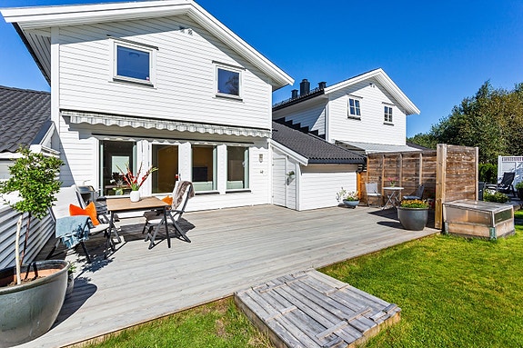 Flott uteområde med terrasse og markise.