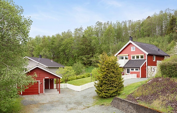 Denne flotte eneboligen med garasje og carport finner du på Kvål bare 20 minutter fra Trondheim