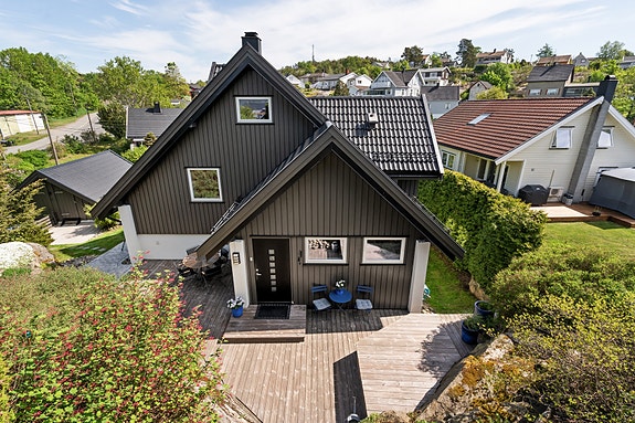 En hyggelig familiebolig over tre plan pluss en halvetasje beliggende på Krapfoss i barne- og familievennlig boligområde.