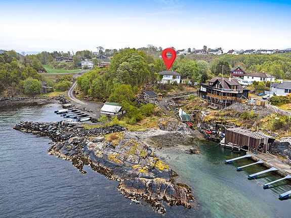 Tomten ligger flott til like ved sjø i idylliske omgivelser.