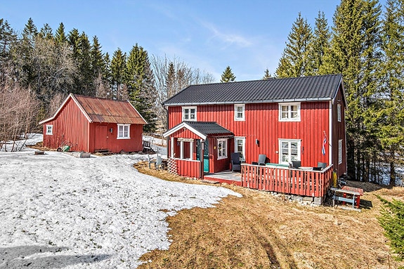 Velkommen til Nesnaveien 1515! Et sjarmerende og eldre hus i Sjona.