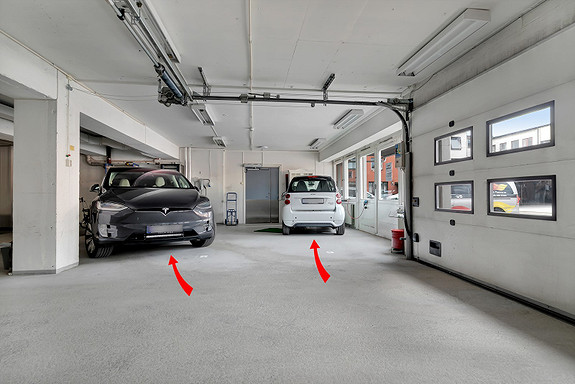 2 parkeringsplasser i garasje med adkomst via økonomigate, samt felles parkering på tomten