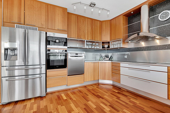 Kjøkkenet er fra HTH og har blant annet Samsung frenchdoor med kjøl/frys, vann/ismaskin/kullsyre og kaffemaskin.