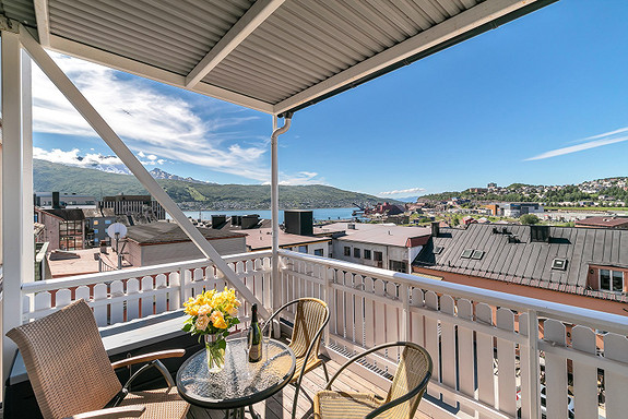 Fra spisestuen er det utgang til balkong hvor du kan nyte solen og utsikten mot havna