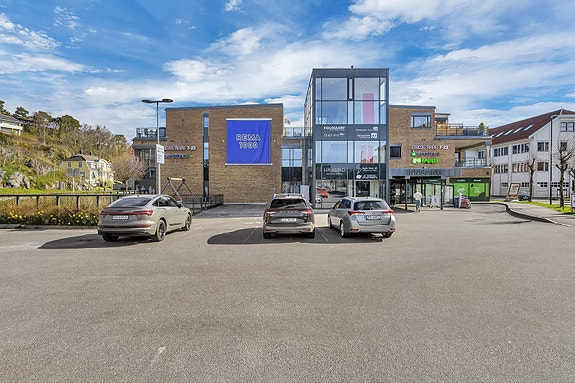 Moderne næringsbygg med sentral beliggenhet.