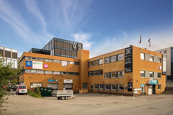 Velkommen til Ranheimsvegen 7 A. Kontorene ligger i 1. etasje/ sokkel ved innkjøring.