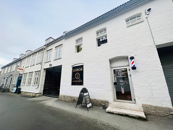 Holstveita går mellom Prisens gate og St. Olavs gate. Nært Prinsenkrysset med bussknutepunktet i sentrum, Kjeglekroa og Prinsen hotell. Det er mange forskjellige butikker i nærheten.