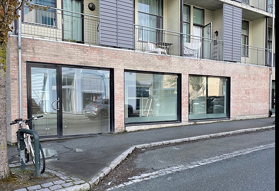 Inngangsparti med store vindusflater.jpg