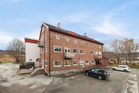Kuhaugen 4A er en praktisk næringseiendom med mye potensial midt i Melhus sentrum.