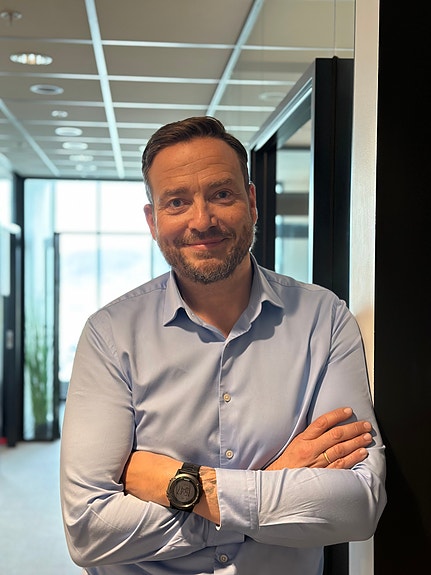 Trond er salgssjef, og vil være lederen du rapporterer til. Han har alltid et smil på lur, er rivendes dyktig i faget og spiller alltid andre god.