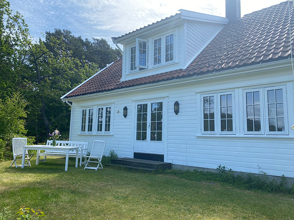 Idyllisk feriehus ved sjøen i Ulvøysund mellom Kristiansand og Lillesand