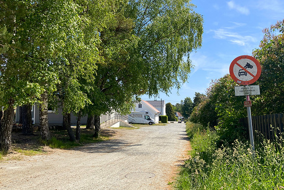 Eiendommen ligger 150 meter fra Frivoll skole