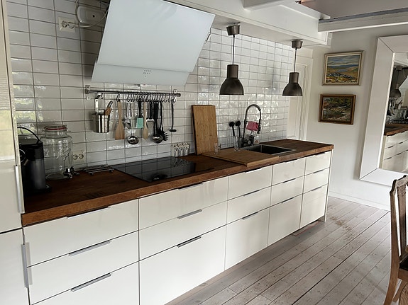 kjøkken med oppvask, kjøl og frys