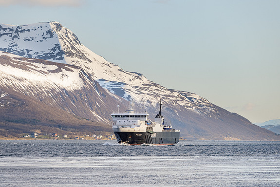 Et av våre fartøy, MV Polfoss, på vei nordover mot Tromsø.