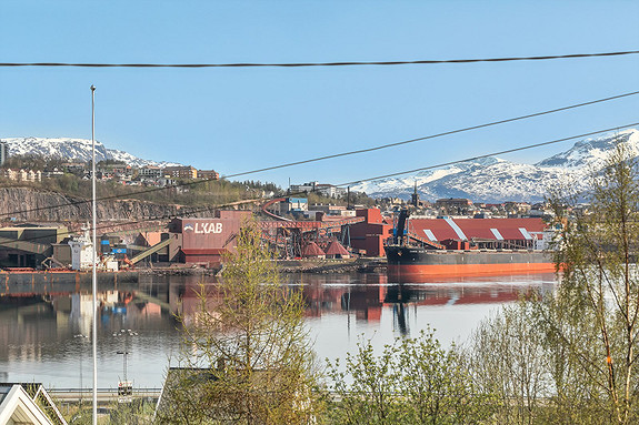 Fra eiendommen er det utsikt mot Fagernesfjellet, Narvik havn og Ofotfjorden.
