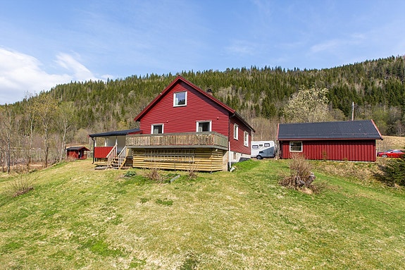 Velkommen til Vefsnvegen 688. Eiendommen ligger ca. 8 km. ved E-6 sør for Mosjøen sentrum.