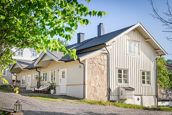 Velkommen til Jongsåsveien 42B - En romslig og innholdsrik familiebolig i et veletablert boligområde.