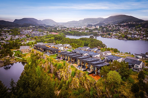 Privatmegleren har gleden av å presentere Straumsåsen 320. Rekkehuset ligger nydelig til i øvre rekke ved ende av blindvei. Nabolaget er etablert og uten gjennomgående trafikk - perfekt for barnefamilier.