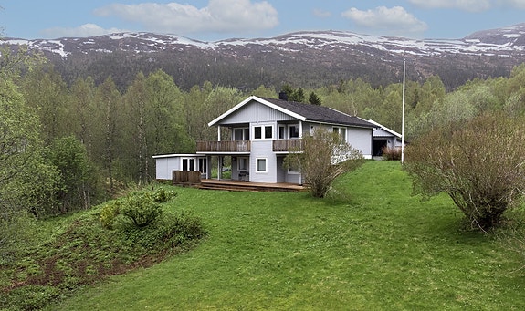 EiendomsMegler 1 har gleden av å presentere denne flotte eneboligen i landlige omgivelser i Holandsvika!