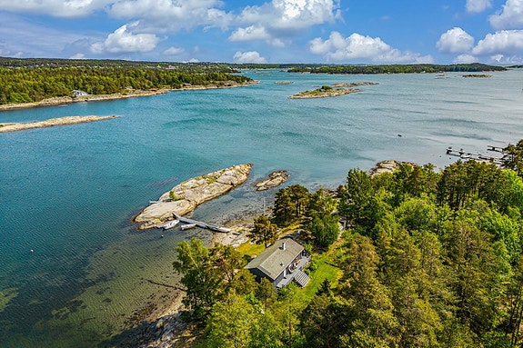 Velkommen til Tangenveien 65, en solrik eiendom på hele 1734,8 kvm med egen strandlinje, brygge og badetrapp.