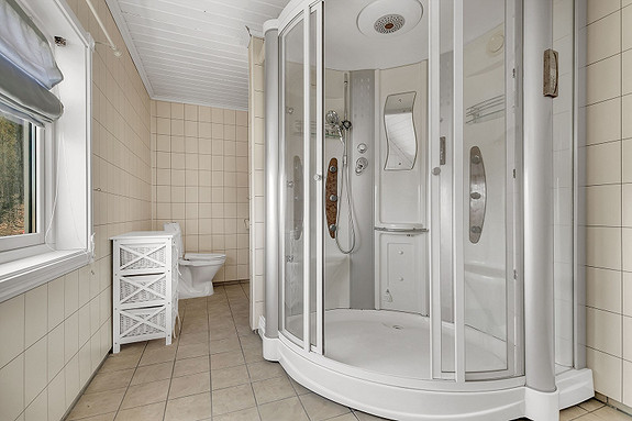 Badet er delt inn i to soner hvor man går inn i badet og har dørfri
gjennomgang til vaskerom