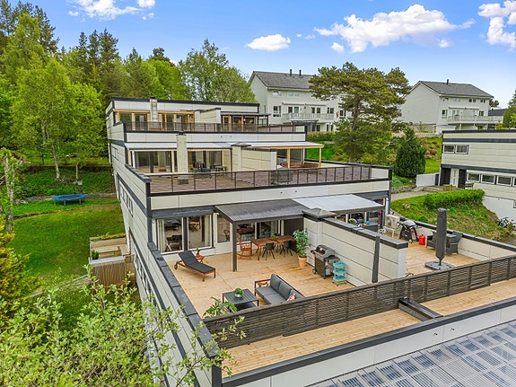 Velkommen til Arne Garborgs veg 39 F! En en innholdsrik og strøken rekkehusleilighet over 2 plan med stor solrik terrasse.