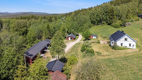 Koselig gårdstun omkranset av Finnskogens ville og vakre natur