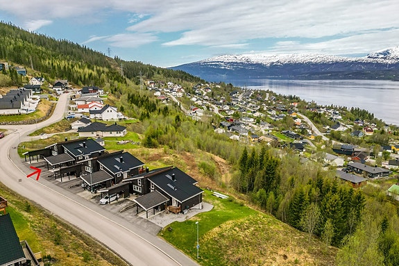 Velkommen til Hestgjerdet 26A i Åga med nydelig utsikt over Ranfjorden